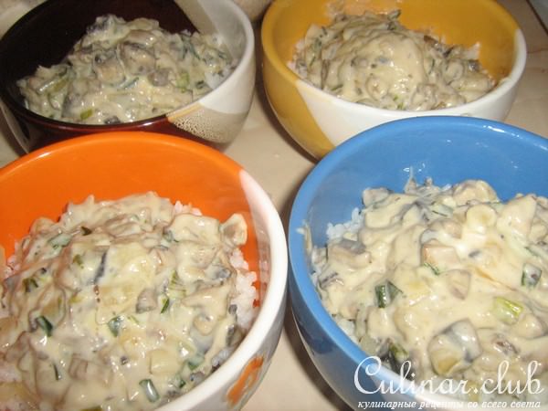 Яйца с рисом,запечённые в соусе из шампиньонов.