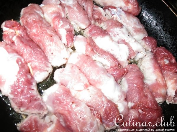 мясные пальчики с сырно-грибным соусом