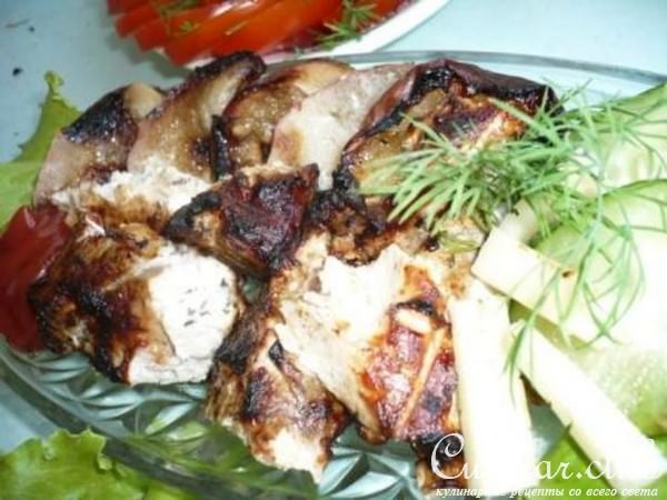 Шашлык из куриной грудки на решетке с карамелизованными яблоками