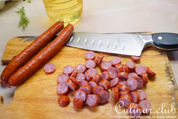 Капуста, тушенная с охотничьими колбасками и рисом.