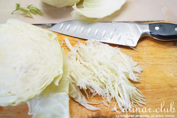 Капуста, тушенная с охотничьими колбасками и рисом.