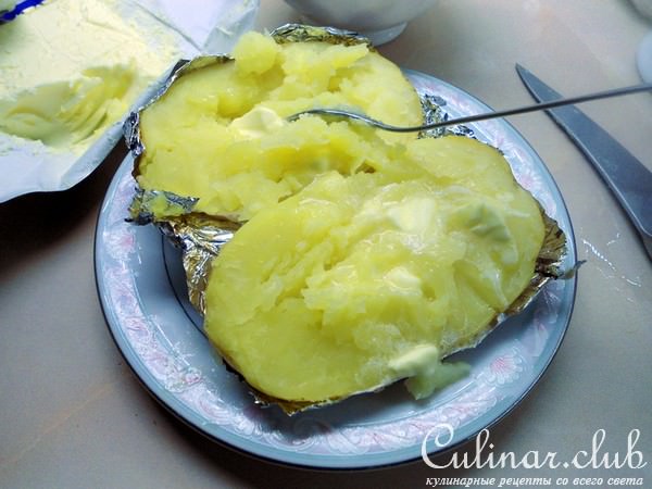 Картофель печёный, с горчичными сосисками.
