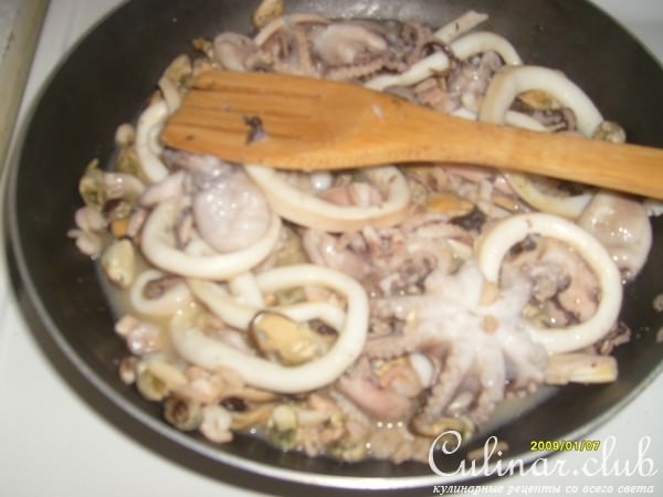 Коктейль из морепродуктов маринованный в оливковом масле с чесноком.