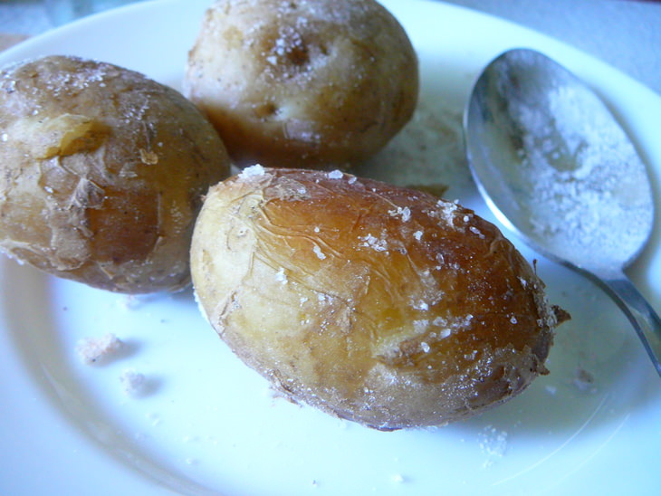 Картофель (запеченный в соли) под сырным соусом