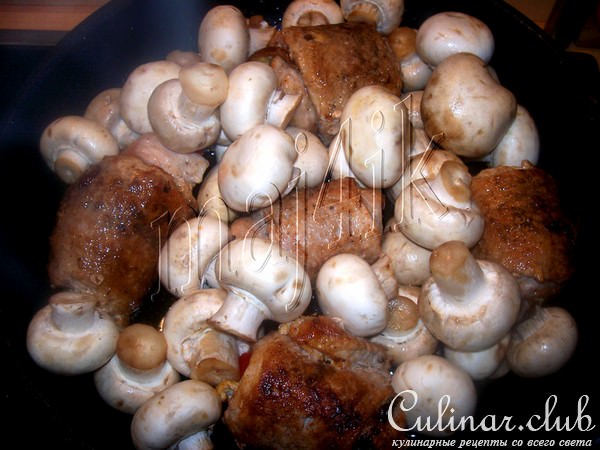 Мясные рулетики с начинкой, с шампиньонами да под соусом