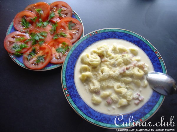 Тортеллини с беконом и цуккини в сливочно-сырном соусе