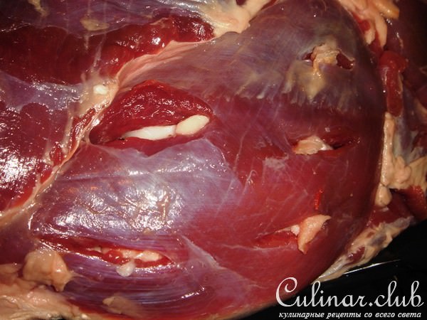 Запеченная нога ягненка (шпигованная)