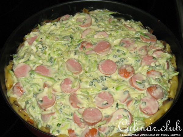 Запеканка в заварном тесте с кабачками и сосисками.