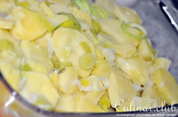 Запеканка с картофелем, луком-пореем и беконом
