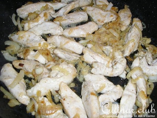 Куриные грудки в луково-сырном соусе