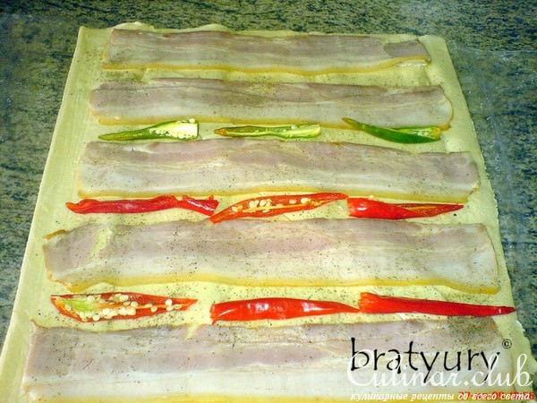 Улитки из слоёного теста с беконом