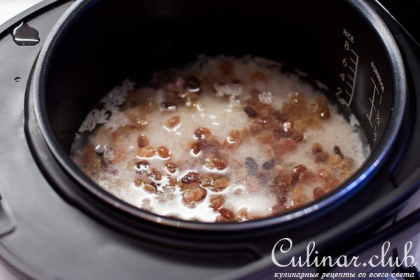 Рисовая каша с яблоками, изюмом и корицей