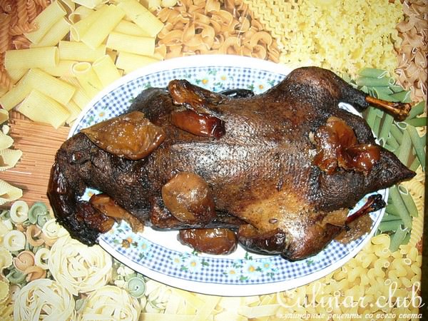 Утка, утомлённая с яблоками.