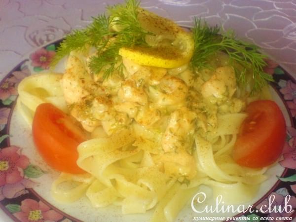 Паста в сливочном соусе с семгой и креветками