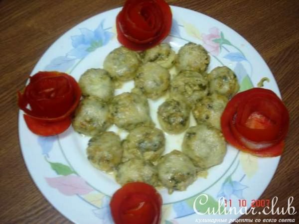 Шампиньоны фаршированные сыром и зеленью.