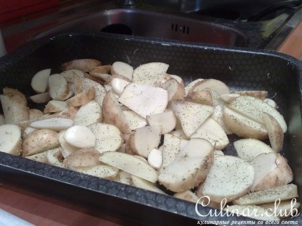 Картошка в мундире с курицей и грибами