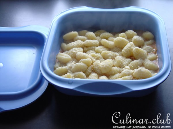 Gnocchi с помидорами-черри, моцареллой и чесночным маслом.