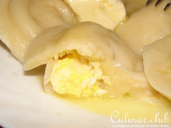 Пельмени с начинкой из сыра и яйца