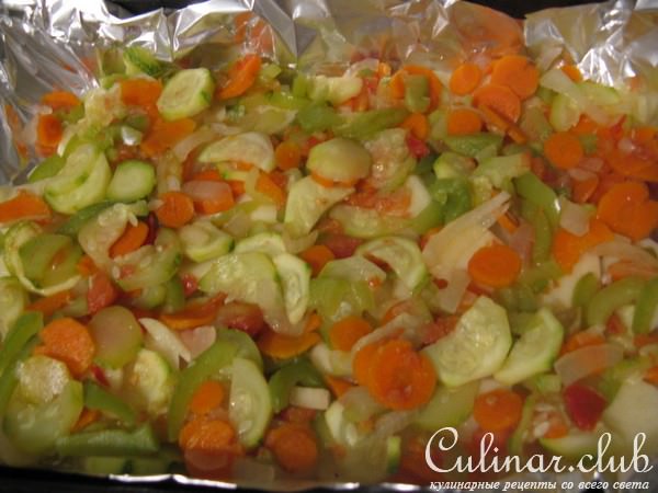 Лосось в горчично-майонезном соусе запечёный с овощами