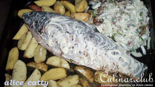 Сазанчик запеченный с опятами и румяной картошечкой