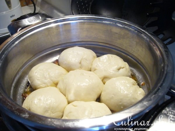 Тушеная картошка с паровыми булочками на грибной подушке