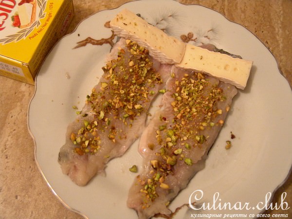 Форель с фисташками и сыром Бри