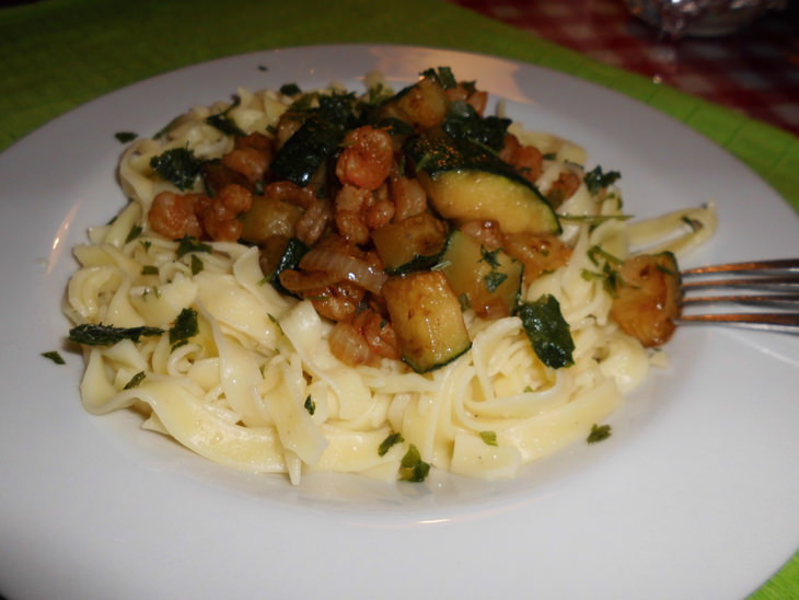 Паста с креветками и кабачками.Вкусный и быстрый обед.