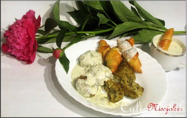 Морские ежики с творожно-апельсиновым соусом и рогаликами