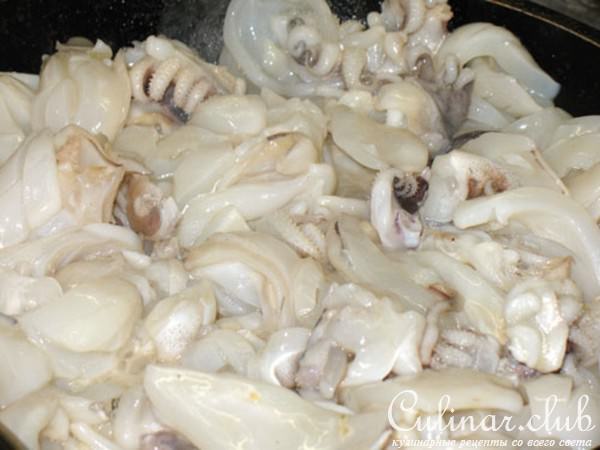 Кальмары (сепия) с паприкой и базиликом