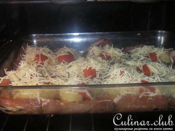 Свинина, запеченная с ананасами и помидорами черри