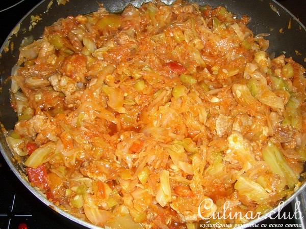 Капустка тушеная, да с прикопченой грудинкой и кабачком!