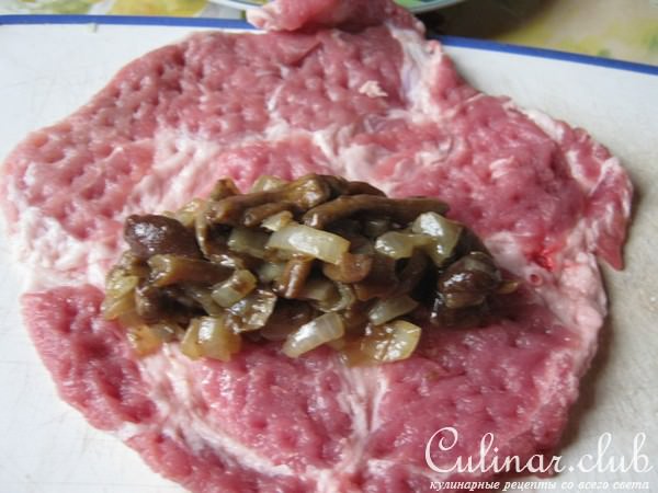 Рулетики из свинины с грибами под томатным соусом с имбирем