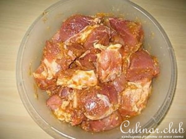 МЯСО РАЗБИТНОЕ, тушённое в кислосладком томатном соусе.