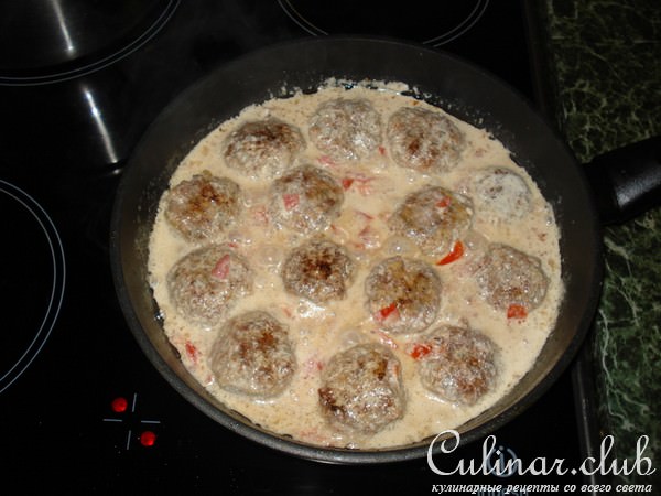 Мясные шарики в сливочно-укропном соусе с помидорками