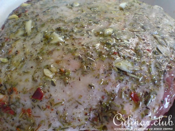 Шпигованная чесноком баранина