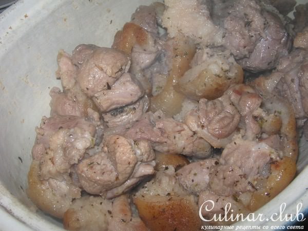 Свиная рулька тушенная в гусятнице.
