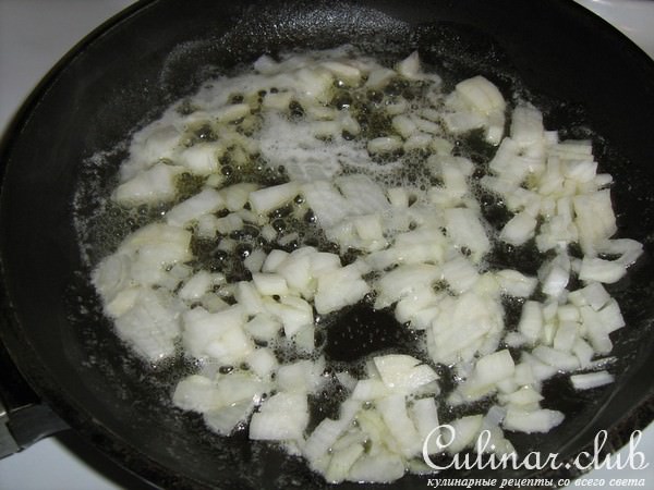 Любимая яичница в сметанно-луковом соусе