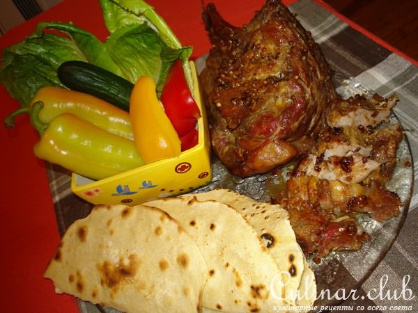 Томлёная свинина с лепёшками тартильяс