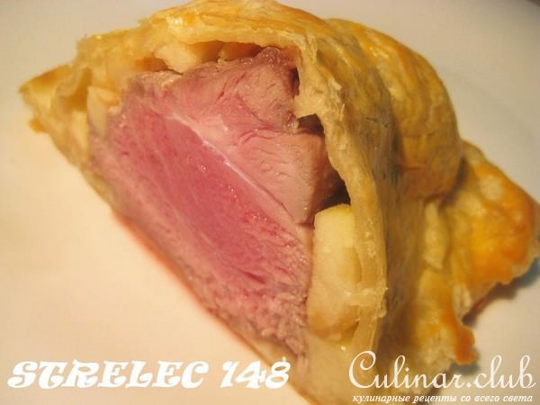 Свиная шейка с яблоками, в слоеном тесте.