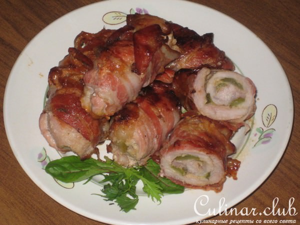 Мясные рулетики в беконе.