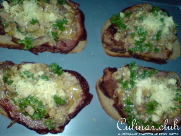 Шницели из сырокопченого мяса,запеченные под грибами с сыром
