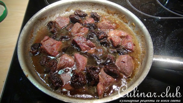 Карамелизованная баранина с черносливом и лепестками миндаля