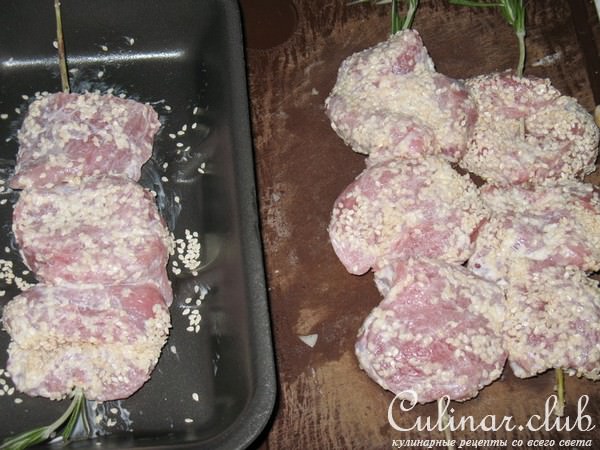 Медальоны из свинины в кунжуте на розмариновых шпажках.