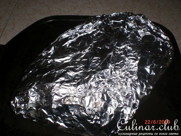 Свинина запеченная с маслинами и маринованными огурцами
