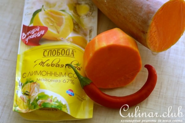Рулька запеченная в рукаве с тыквенным соусом.