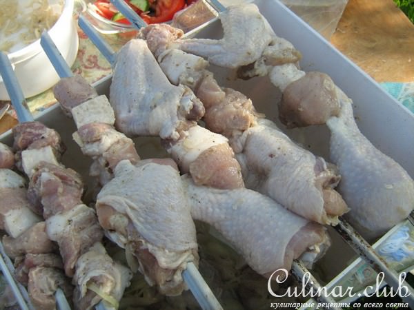 Шашлык-ассорти из курицы и свинины.