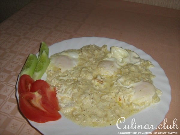 Любимая яичница в сметанно-луковом соусе
