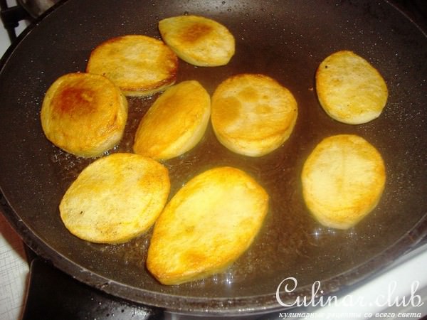 Баранина в сырной корочке с молодым картофелем