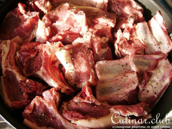 Бараньи ребрышки а-ля натурель с мятно-йогуртовым соусом.