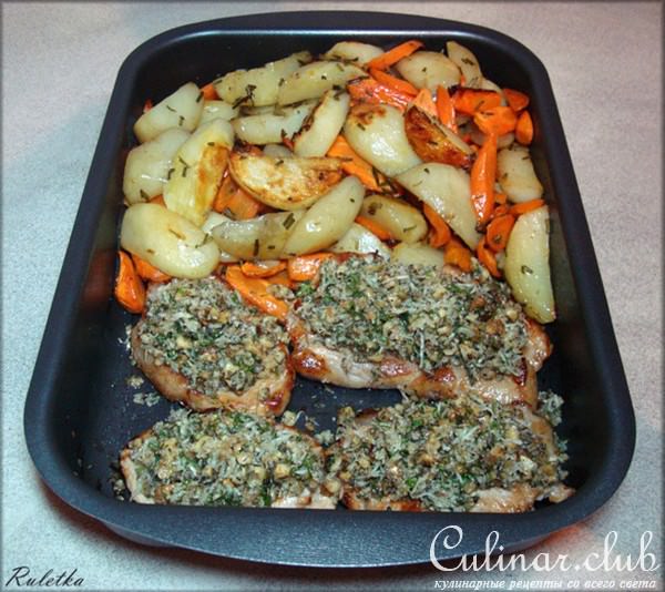 Филе свинины с ореховой крошкой и розмарином.